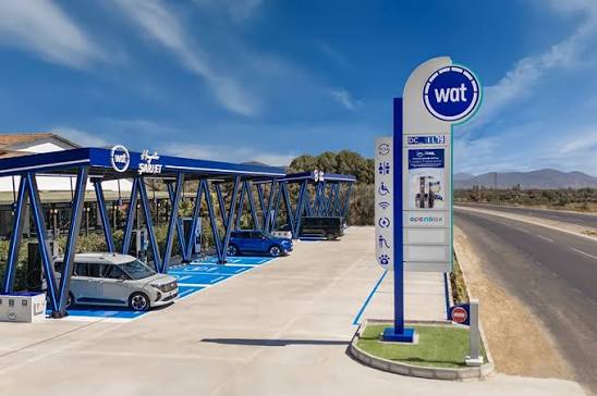 Şarj istasyonunda şarj olan elektrikli araçlar