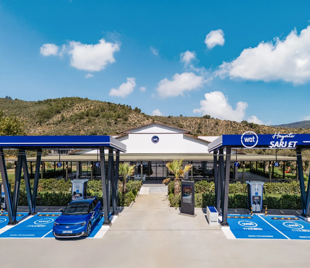 Şarj istasyonunda şarj olan elektrikli araçlar