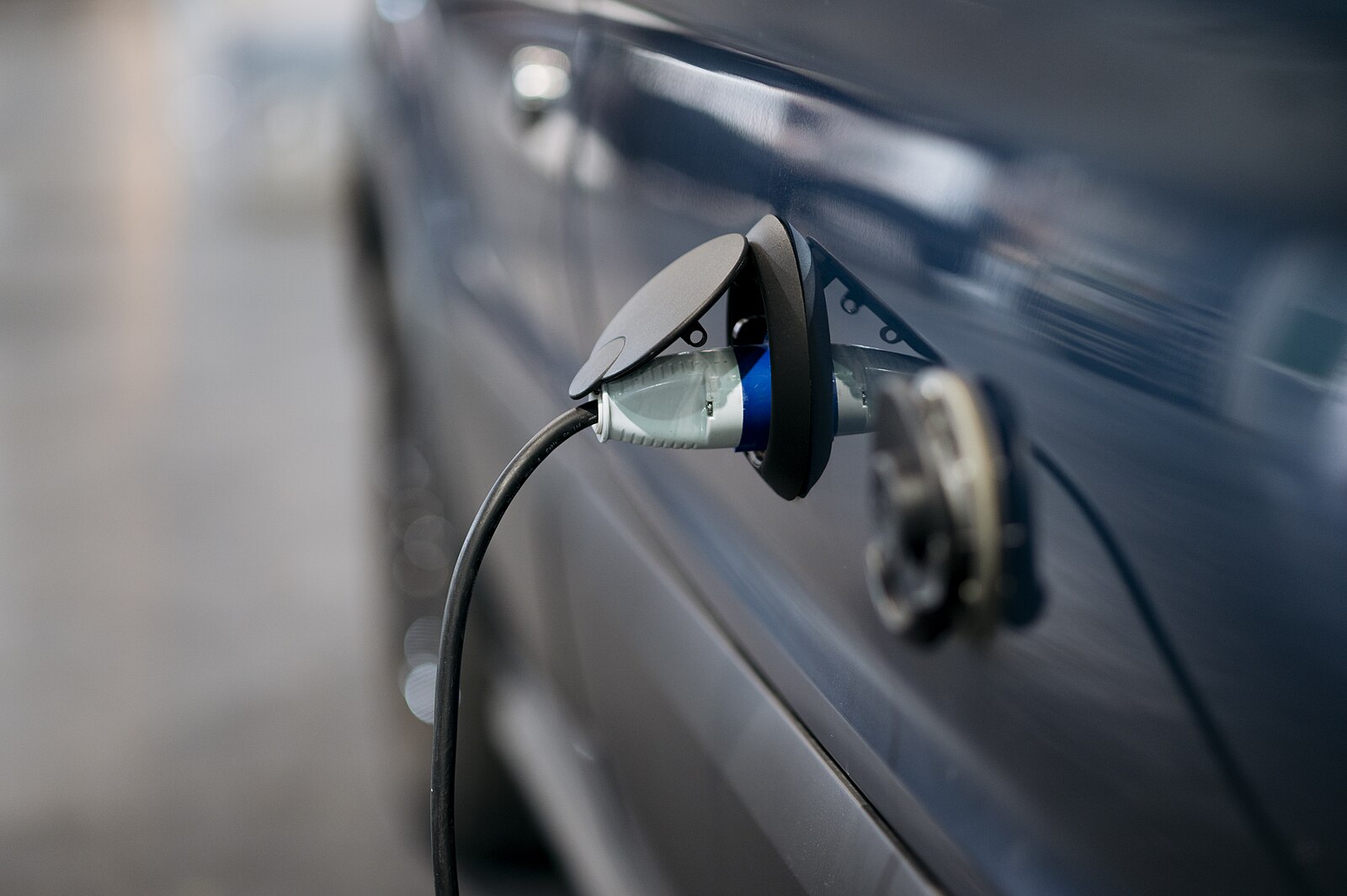 Şarj kablosu takılı bir elektrikli araç
