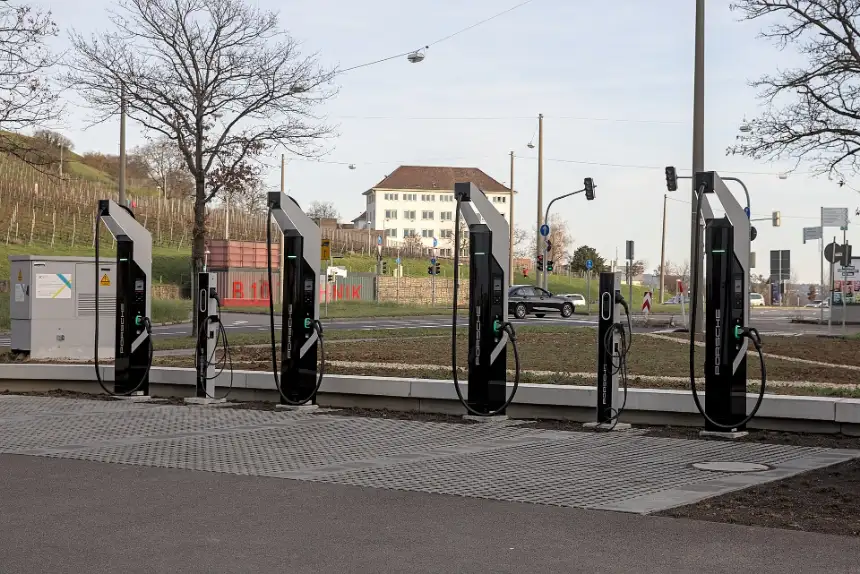 Şarj istasyonunda şarj olan elektrikli araçlar